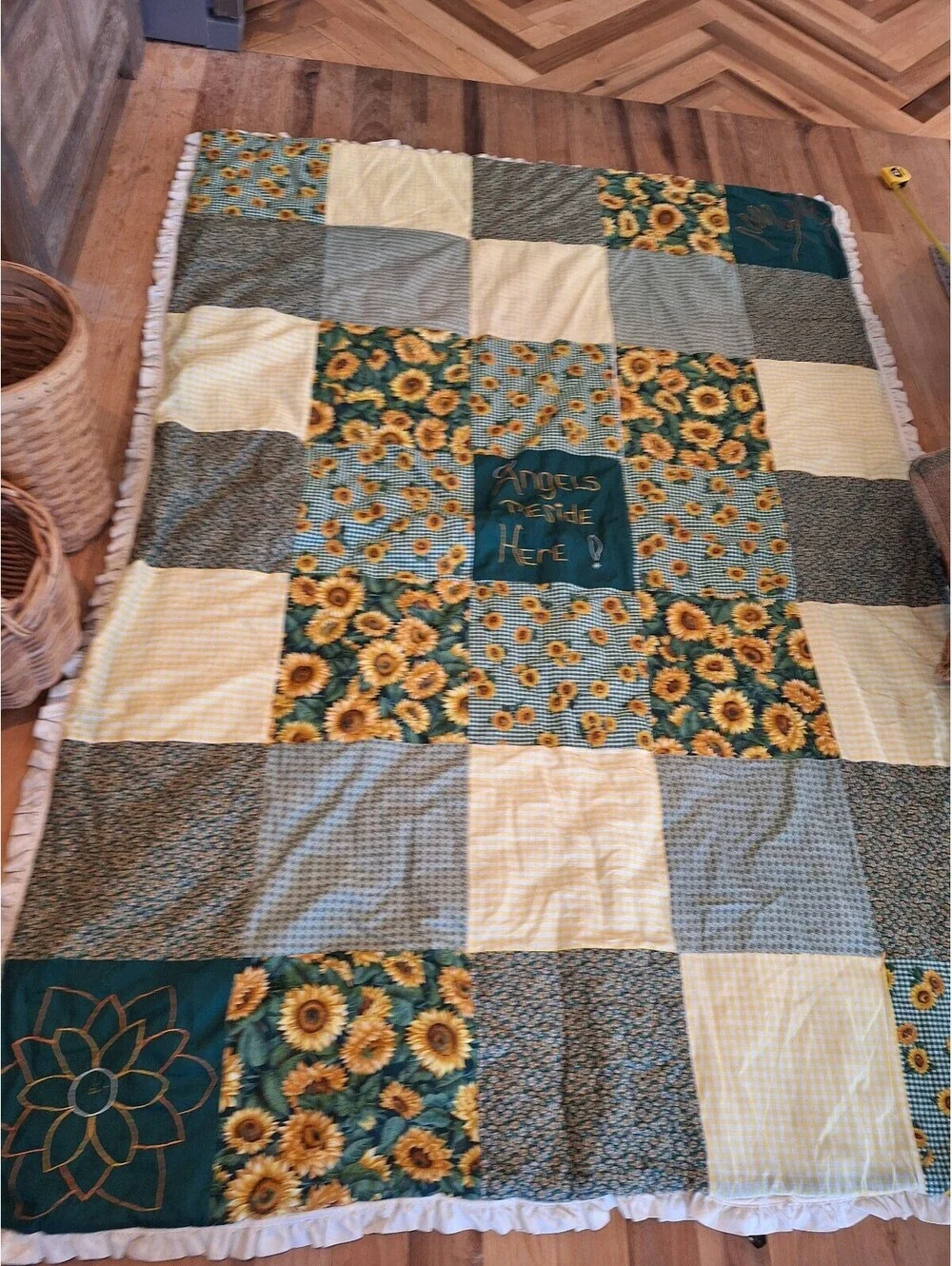 Vintage sunflower quilt, 1980's? Very good condition, cottage core. 85